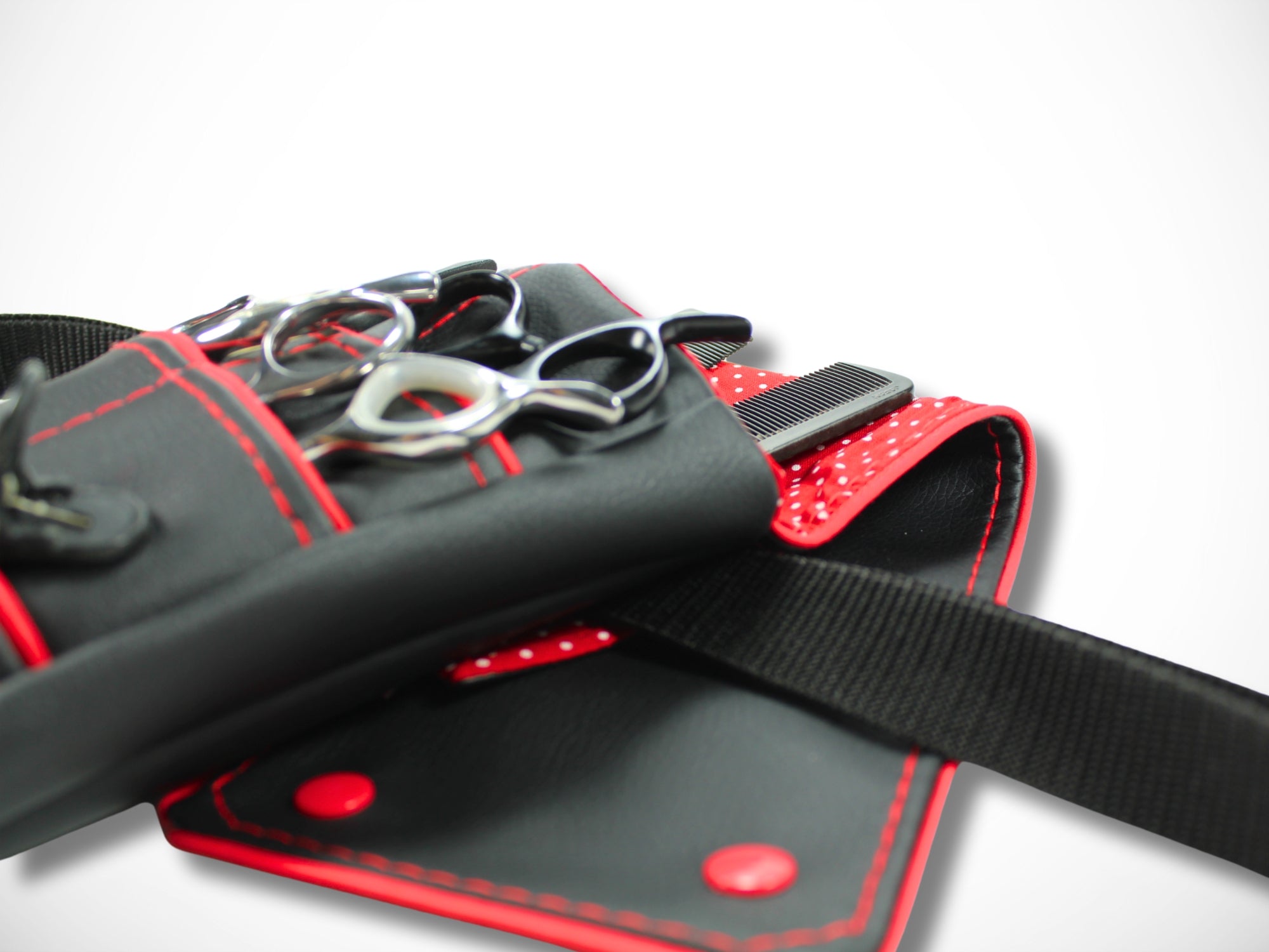 Kleine Scherentasche aus schwarzem Kunstleder mit roter Paspel und rotem Innenstoff für Friseurin Friseurwerkzeug Friseurscheren