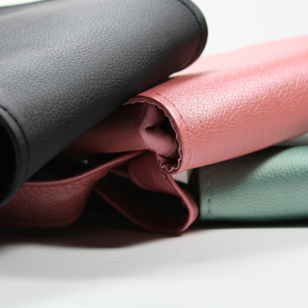 Elegante Premium-Scherentaschen der Luxus-Kollektion für Friseure mit floralen Mustern, edlen Metall-Accessoires und Kunstleder-Gurtband.