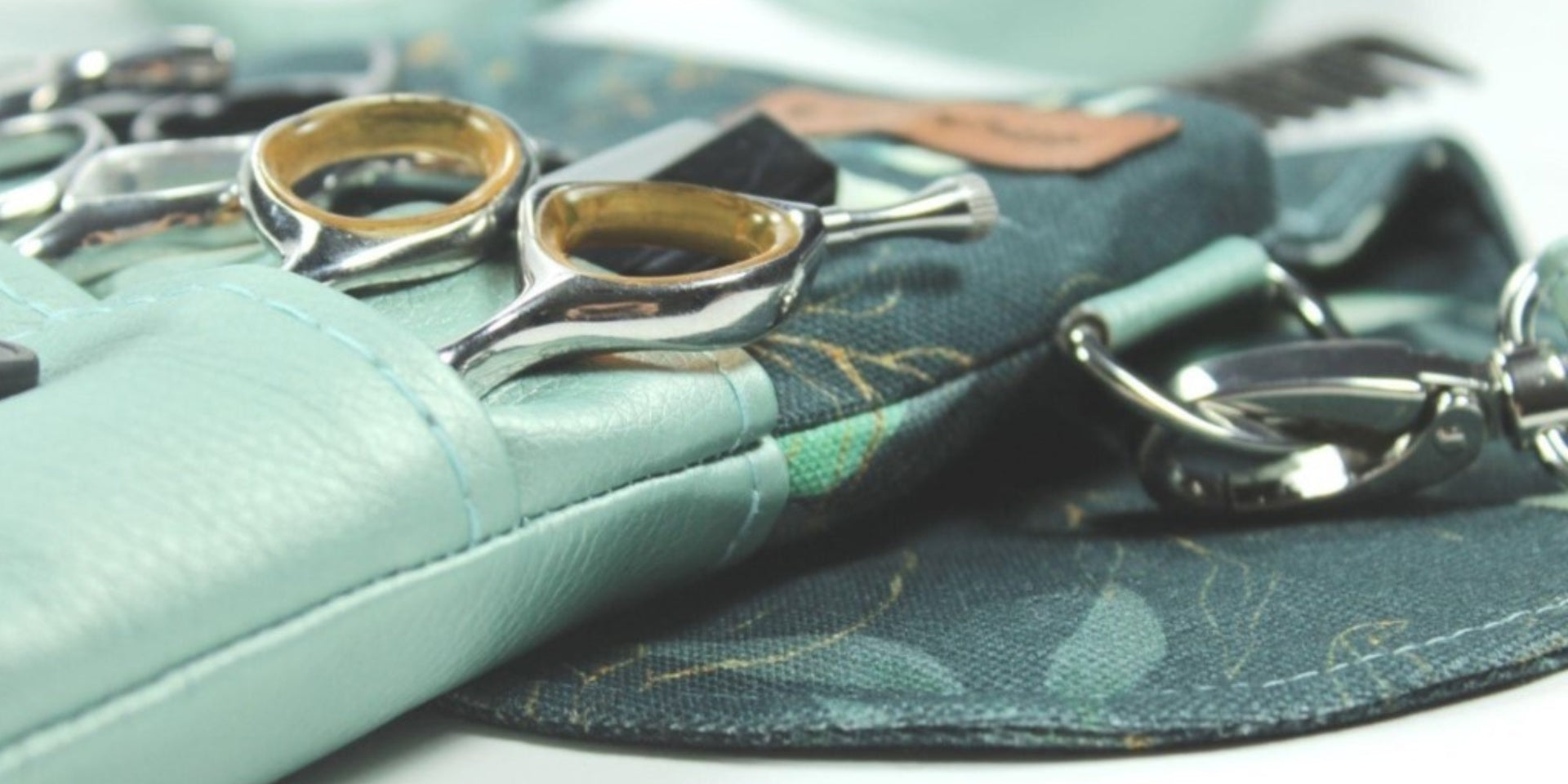 Elegante Friseur Scherentaschen der Kollektion Botanic Elegance aus Kunstleder und Baumwolle mit botanischen Motiven wie Eukalyptus und Ginkgo von MadebyPueppi.