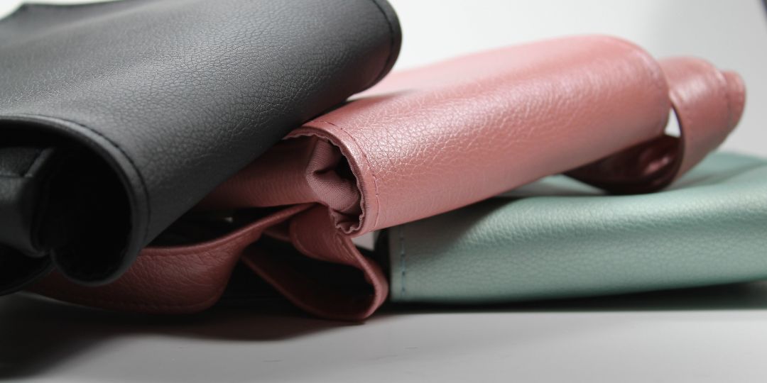 Elegante Premium-Friseurtaschen der Luxus-Kollektion für Friseure mit floralen Mustern, edlen Metall-Accessoires und Kunstleder-Gurtband.