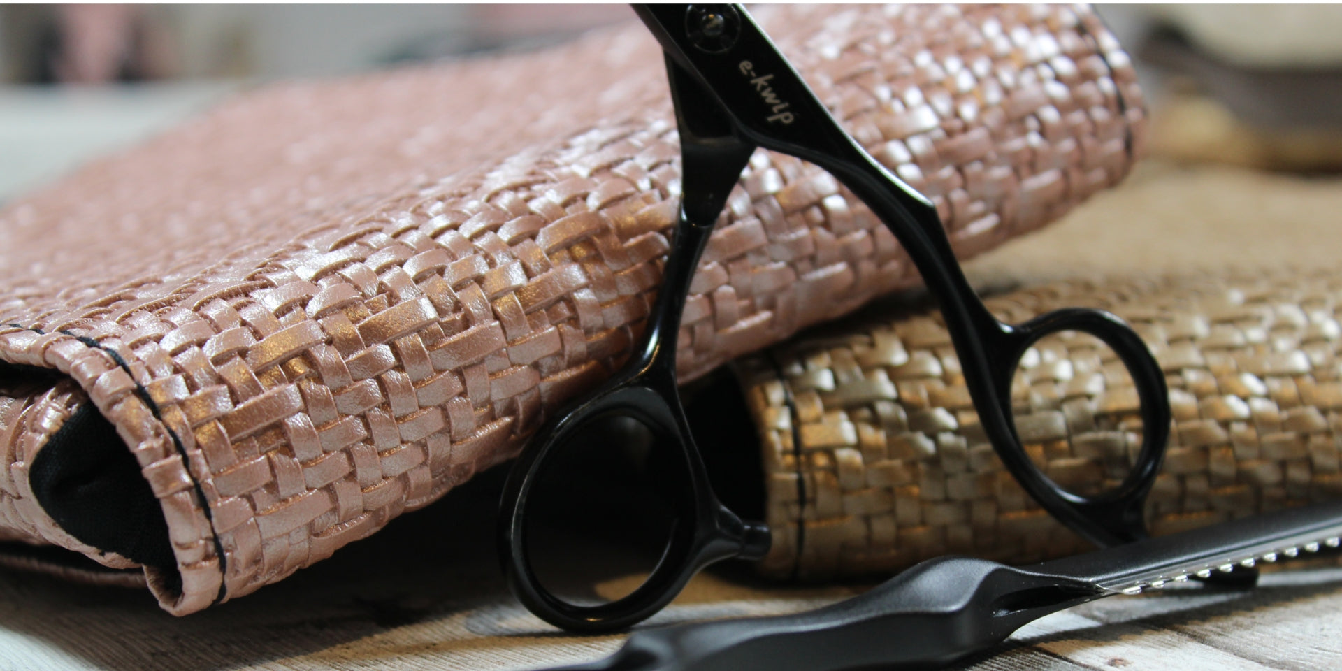 Handgefertigte Motiv-Scherentaschen für Friseure mit gemusterten Stoffen und fühlbaren Oberflächenstrukturen aus der MadebyPueppi Manufaktur.