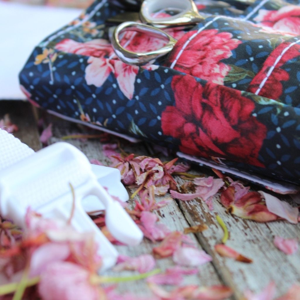 Handgefertigte Design-Stoff Scherentaschen für Friseure aus gemusterter Baumwolle mit bunten Motiven.